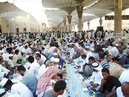 People lined up to pray nafil on riad al jannah. FOTO BUKA PUASA RAMADHAN DI MASJID NABAWI MADINAH 2018 ...