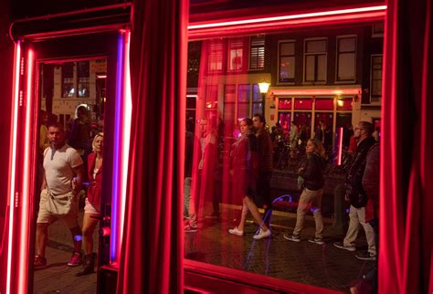 Amsterdam To Ban Tours Of Its Red Light District The New York Times