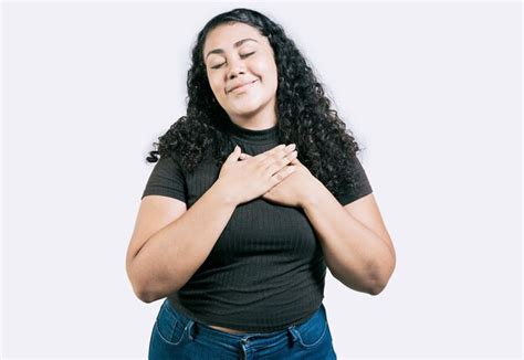 Menina Latina Positiva Com As Mãos No Peito Jovem Grata Com As Mãos No