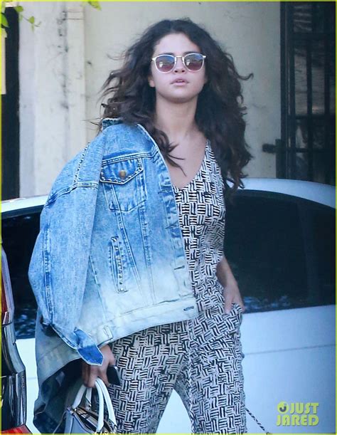 Photo Selena Gomez Shows Off Her Big Sexy Curls After Salon Appointment 09 Photo 3086154