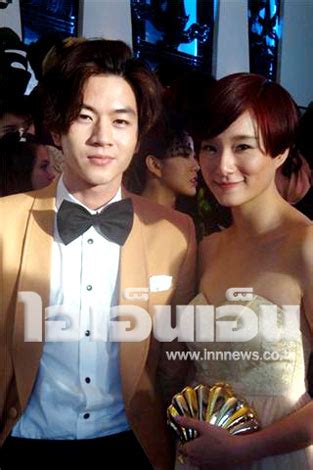 ด้านประวัติส่วนตัว โทนี่ รากแก่น หรือ ธีรชัย วิมลชัยฤกษ์ เกิดวันที่ 21 มกราคม พ.ศ. เพชร รัตนารัตน์ ฟุ้งเรียก โทนี่ แฟนรับควงสวีตถี่