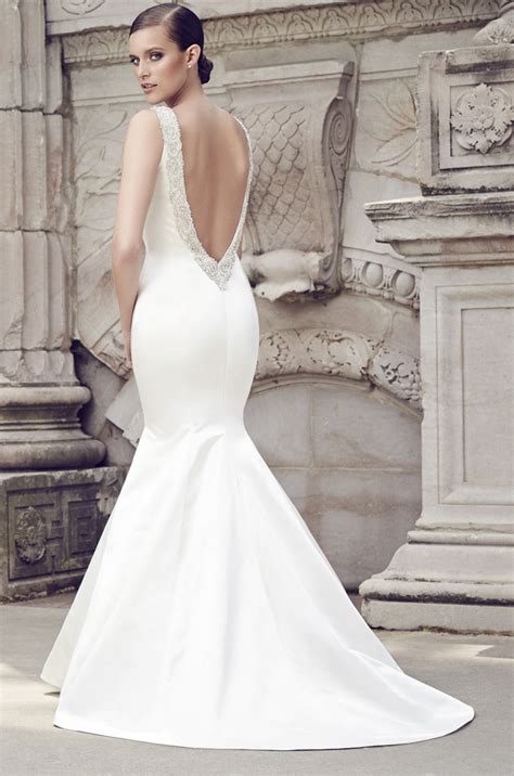 25 Beautiful Backless Wedding Dresses For Any Bride