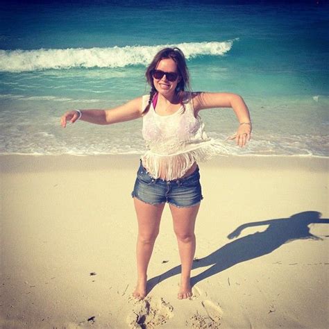 Tanya Burr Tanyas Instagram Tanya Burr Beach Poses Derp Youtubers