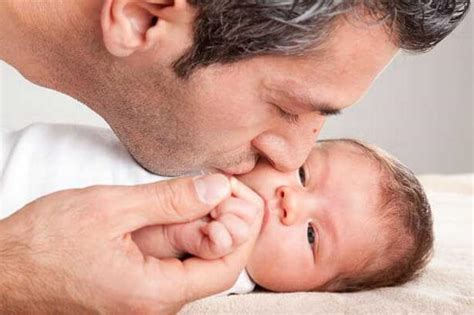El Papá Que Cuida Al Bebé No Ayuda Ejerce La Paternidad Crianza Feliz