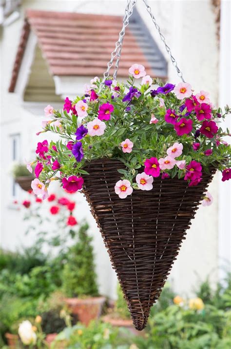 Stunning 36 Hanging Flower Basket Ideas 36