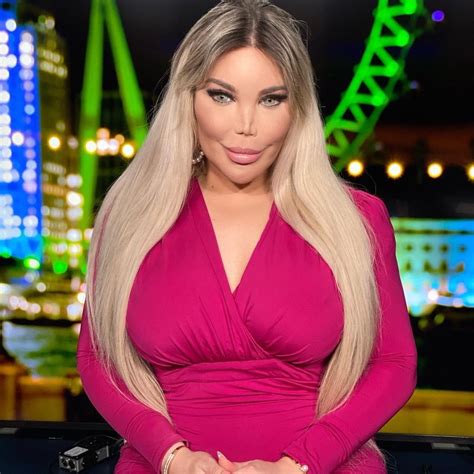 Former 'human ken doll' jessica alves was snapped showing off her tiny waist in a plunging leopard print swimsuit as she hit the beach in turkey. Jessica Alves l'ex Ken Umano, dopo la trasformazione ...