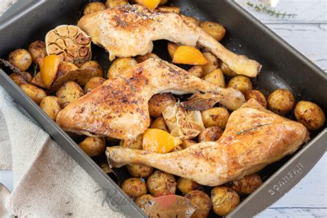 Kippenbouten uit de oven met knoflook citroen en krieltjes
