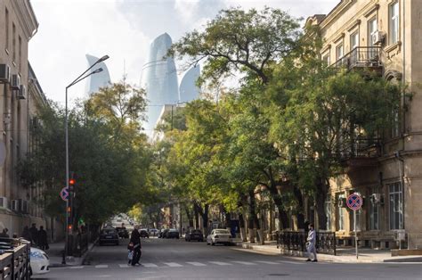 The capital of the former soviet republic of azerbaijan, baki (baku) has 2.5 million inhabitants and is situated on the hills of apsheron peninsula by the caspian sea. Bakou, bluffante capitale d'Azerbaïdjan - Blog voyage