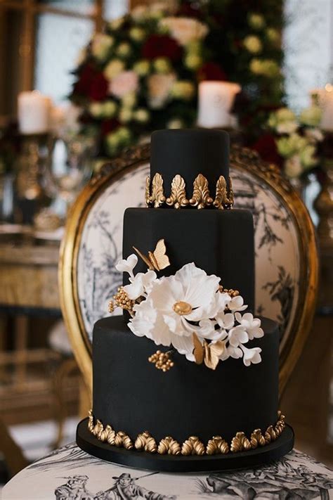 Amazingly, black & white has made good on all its promises hyped up during its development. black gold and white chic wedding cake - EmmaLovesWeddings