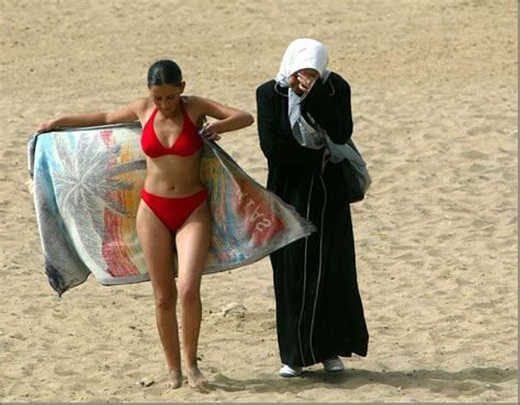 Dal Burkini Al Bikini Le Donne Algerine Si Spogliano In Spiaggia Per Protesta Globalist