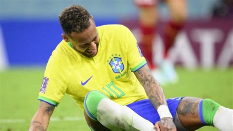 brasil llora con neymar tras lesión por esguince en el tobillo derecho la península hoy