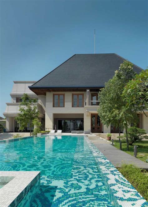 Diantara banyak artis indonesia yang memiliki rumah mewah bak istana, kami hanya akan memilih beberapa rumah yang menurut kami paling bagus, baik dari segi desain dan juga kenyamanan serta nilai estetika yang ada pada rumah itu sendiri. Desain Denah Rumah Mewah Ada Kolam Renang - Deagam Design