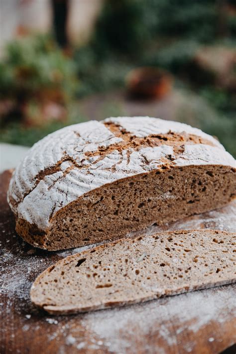 Dinkel-Roggensauerteigbrot mit Körnern