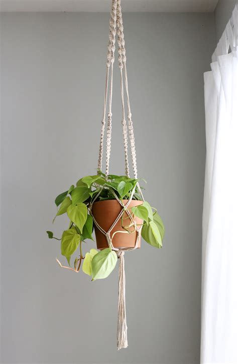 You'll find some other macrame plant hanger tutorials. DIY Macrame Plant Hanger | Hello Nest