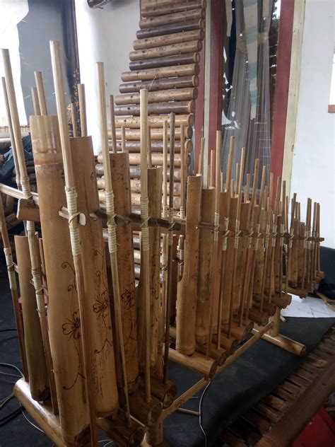 People are now accustomed to using the net in gadgets to view video and image information for inspiration, and according to the name of the post i will talk about about jenis jenis alat musik tradisional beserta gambarnya. 25+ Trend Terbaru Gambar Angklung Yang Mudah Digambar - AsiaBateav