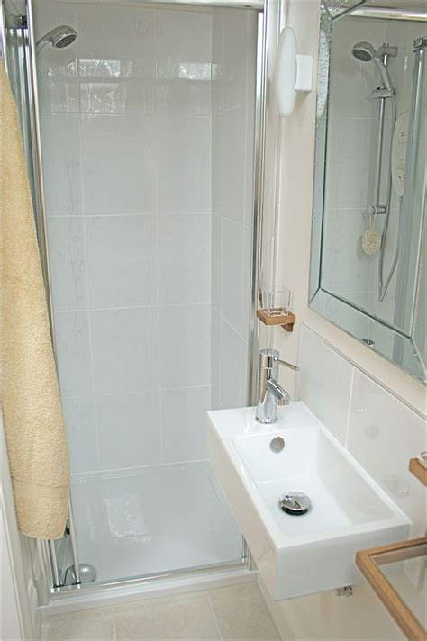 Your bathroom can be small, but it does not necessarily need to feel that way. Project Squeeze - Layout explained and completed shower ...
