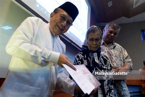 Rais yatim (born 15 april 1942) is a malaysian politician. Kassim Ahmad sertai UMNO kerana Mahathir - Rais ...