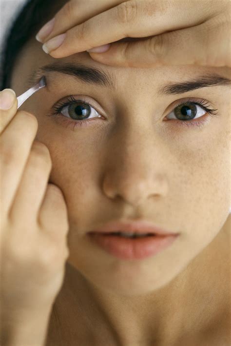 Augenbrauen zupfen, waxen, färben und schminken gehört bei vielen zur regelmäßigen routine, um perfekte brauen zu bekommen. Augenbrauen zupfen: Mit den Tricks geht es ohne Schmerzen