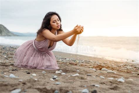 Młoda Latynoska Dziewczyna W Bikini Pozuje Na Plaży Obraz Stock Image