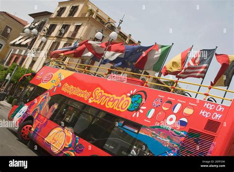 Banderas De La Unión Europea Que Revolotan En Un Autobús Piazza Tasso