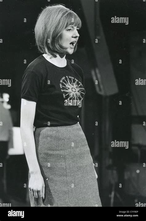 Cilla Black Singer 1964 Hi Res Stock Photography And Images Alamy