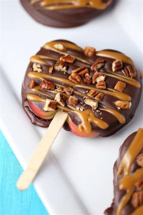 Dip one end of the apple slice into the use a spoon to drizzle chocolate sauce lightly over the apple slices. Chocolate Turtle Apple Slices {VIDEO} | Recipe | Vegan ...