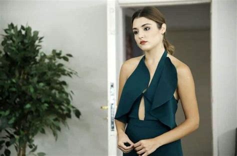 Pin By Lubna Lateef On Hande Erçel In 2020 Turkish Women Beautiful