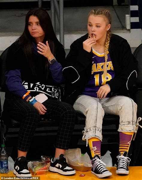 jojo siwa enjoys date night with girlfriend at lakers game where she s nearly crushed by a