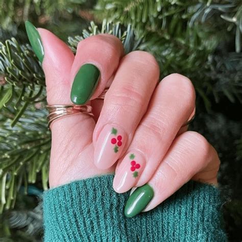 40 Beautiful Christmas Nail Designs On Short Nails Social Beauty Club