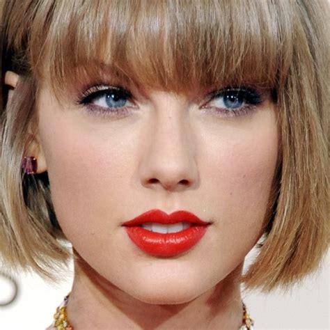 Taylor Swifts Makeup Photos And Products Steal Her Style