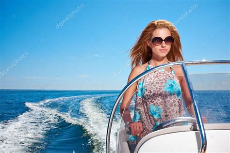 Jeune fille conduisant un bateau à moteur Photographie zoomteam
