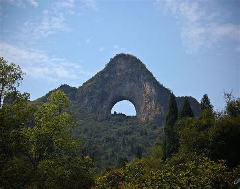 Moon Hill In Yangshuo China Places To See Places To Visit Places To Go