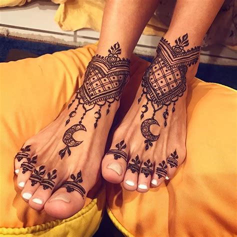 Talking about the latter, the paste of henna leaves is used to create beautiful designs on the hands and feet of the women and they. henna feet with toe rings and moons | Foot henna, Henna ...