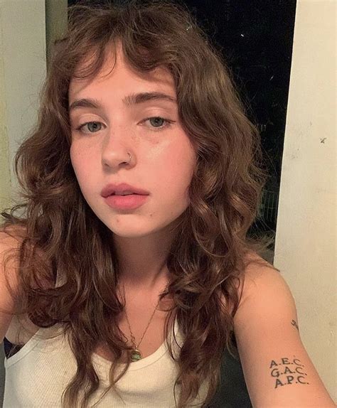 Clairo Love Pretty People Hairstyle Hair Styles
