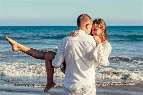Download Lovers Carry Couple At Beach Wallpaper