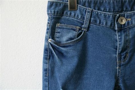 This Is What That Tiny Pocket On Your Jeans Is For