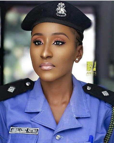 Elle Doit Être Lune Des Plus Belles Femmes Policières Du Nigeria