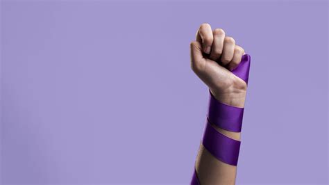 紧紧抓住缠在手臂上紫色彩带绳的手 欧莱凯设计网
