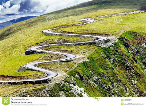 Die panoramastraße transalpina von bengeşti nach sebeș führt auf engen serpentinen vorbei an stauseen und durch eine atemberaubende. Schöne Sommerlandschaft Mit Transalpina-Straße Stockbild ...