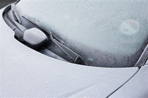 How To De Ice Your Car And Clear Your Windscreen Properly This Winter