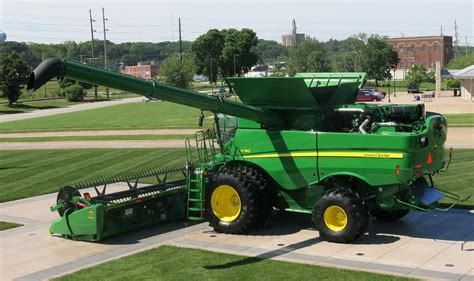 Deere To Manufacture New Line Of Combines Improve Other Machines Wvik