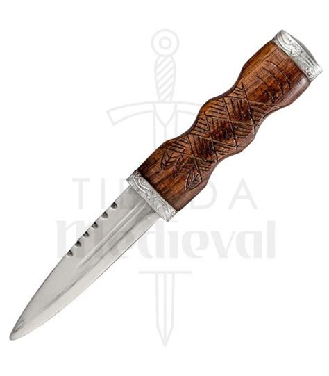 Nascondeva un coltello a serramanico, proibito, lungo 21 centimetri. Pugnale Sgian Dubh Scozzese (coltello nascosto). Pugnali ...