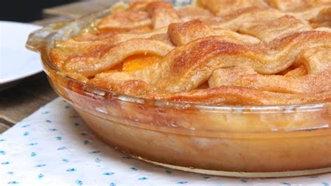 This easy peach cobbler recipe is one of our most popular desserts and is the pefect ending to any summertime meal. Easy Southern Peach Cobbler Recipe | Divas Can Cook