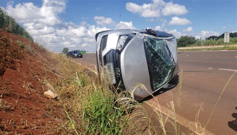 Condutora fica ferida após capotamento na BR 467 em Cascavel CGN O