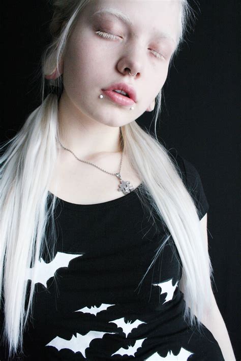 Анастасиз Винней гот альбинос White Skin Girl Albino Model White