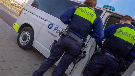 De antwerpse politie en brandweer hebben de balans opgemaakt van een zware nieuwjaarsnacht. POLITIE ANTWERPEN IS CORRUPT - YouTube