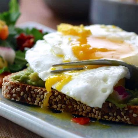 There are 72 to 90 cals in a raw egg. Low Calorie Breakfast Ideas To Help With Weight Loss