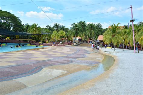 A famosa water world is part of a 520 hectare 'integrated resort' called a'famosa resort which comprises a golf course, a property project, a hotel, and 3 theme parks (a'famosa safari wonderland, a'famosa old west and a famosa water world). A'Famosa Water Theme Park" | www.afamosa.com | Mohd Azli ...