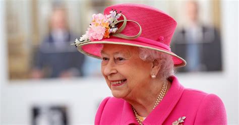 Kraljica Elizabeta Ii Proslavila 90 Rođendan U Pink Kompletiću