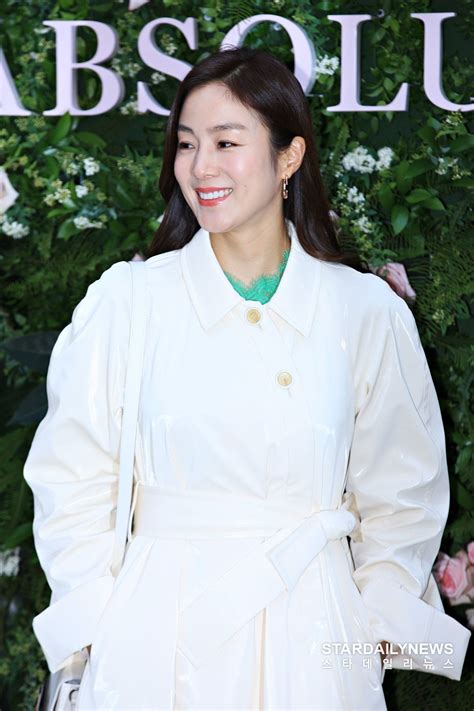 꽃길만 걸으세요 just walk the flower path. 오늘자 문정원 랑콤 압솔뤼 컬렉션 행사장 : 네모판